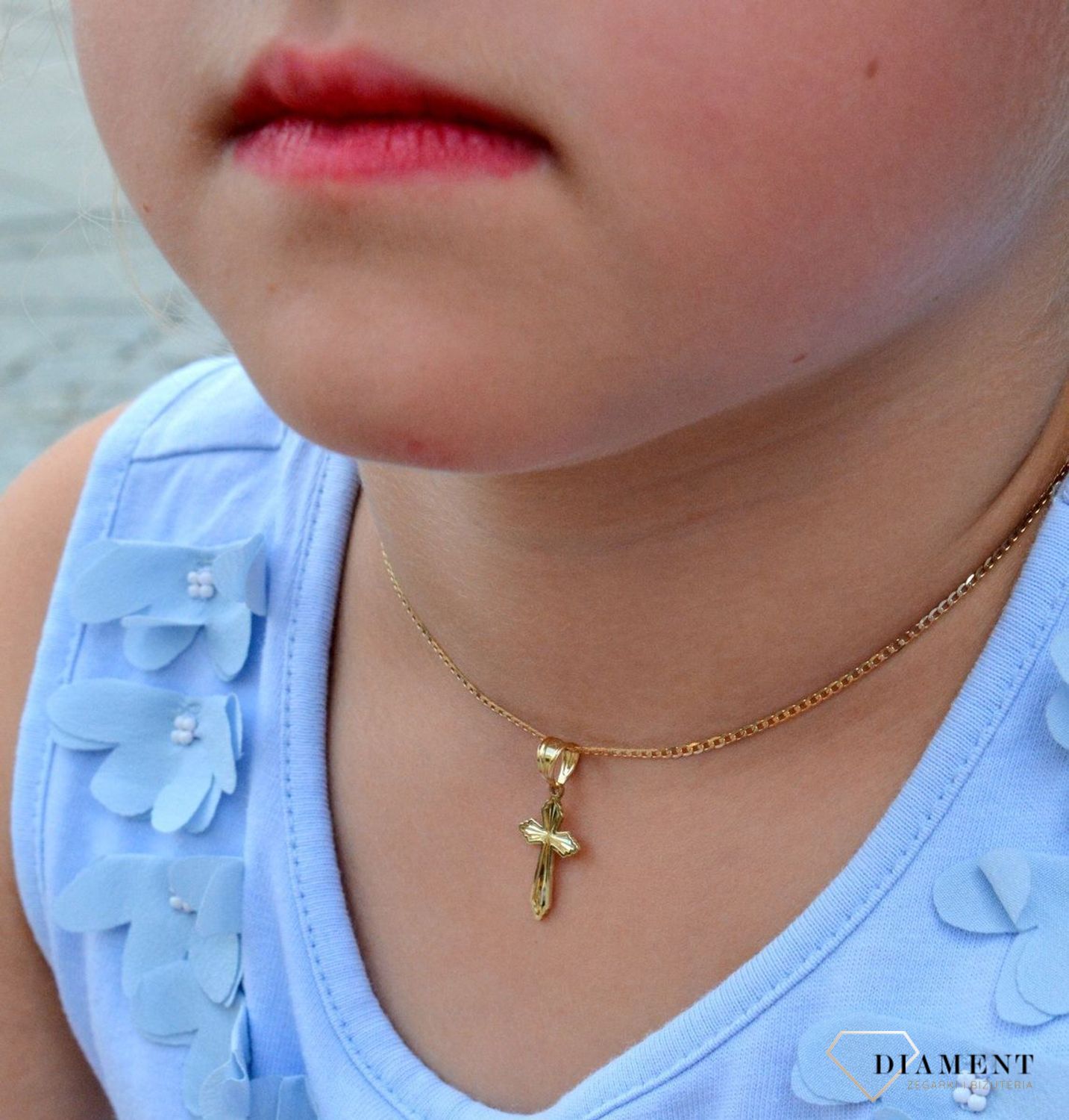 Złota zawieszka 585 krzyżyk grawerowany ZA 7028. Złoty krzyżyk. Złota zawieszka. Złota zawieszka krzyżyk. Zawieszka krzyżyk grawerowany. Zawieszka złoty.jpg